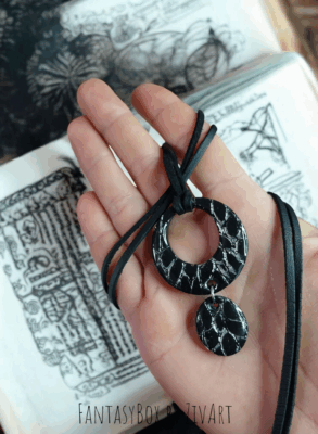 Fekete ezüst sárkánybőr medál - egyedi kézműves fantasy ajándék