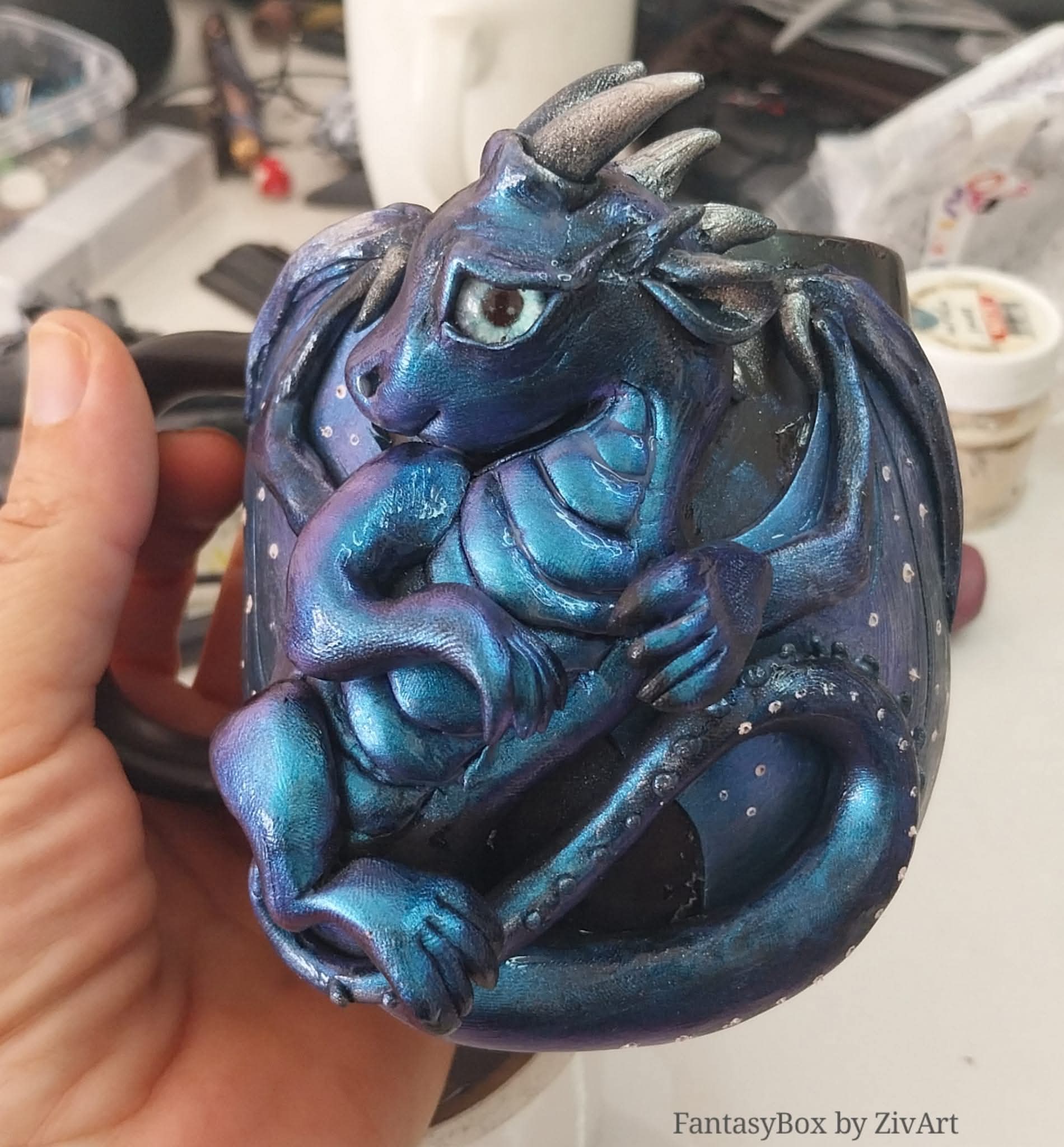 Éjkék sárkányos bögre a FantasyBox kínálatából