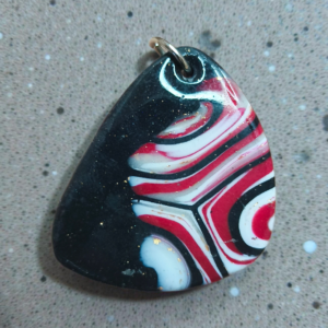 Piros-fekete mokume medál - egyedi kézműves fantasy ajándék