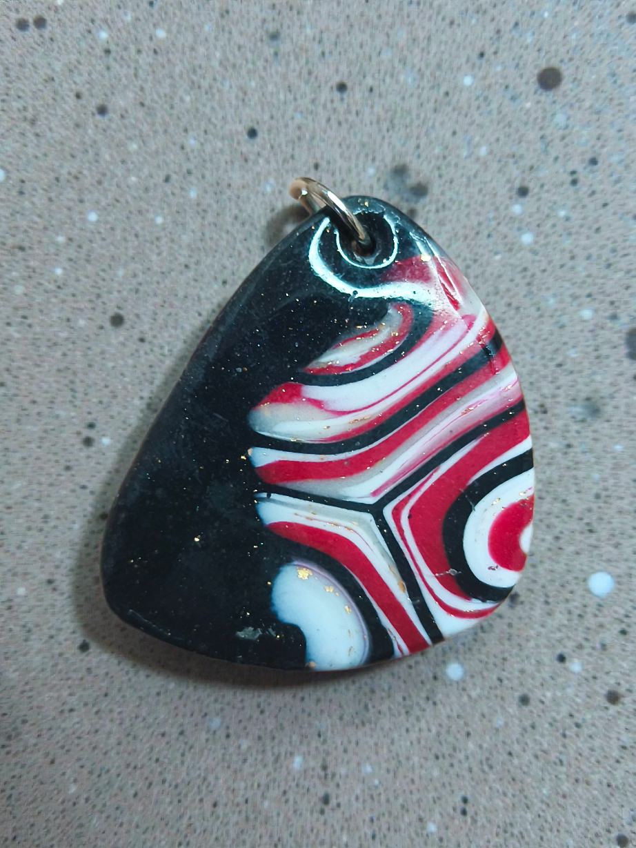 Piros-fekete mokume medál - egyedi kézműves fantasy ajándék