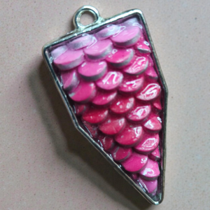 Rózsaszín pikkelyes fantasy medál - egyedi kézműves fantasy ajándék