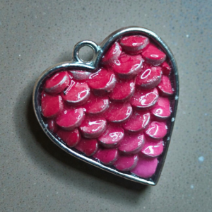 Rózsaszín pikkelyes fantasy szív medál – 1 mágikus darab szívbe zárva