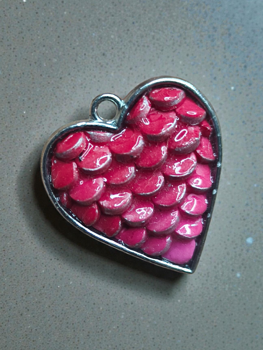 Rózsaszín pikkelyes fantasy szív medál - egyedi kézműves fantasy ajándék