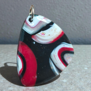 Apró pengető medál - egyedi kézműves fantasy ajándék