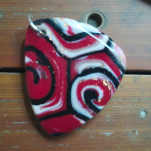 Piros csigavonalas medál – 1 szó szerint páratlan darab