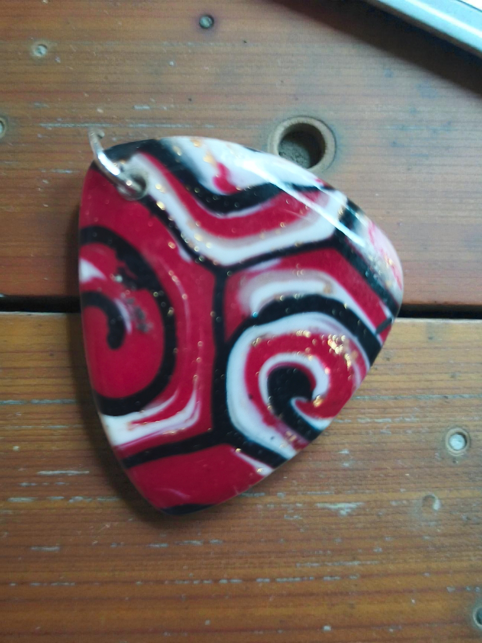 Piros csigavonalas medál - egyedi kézműves fantasy ajándék