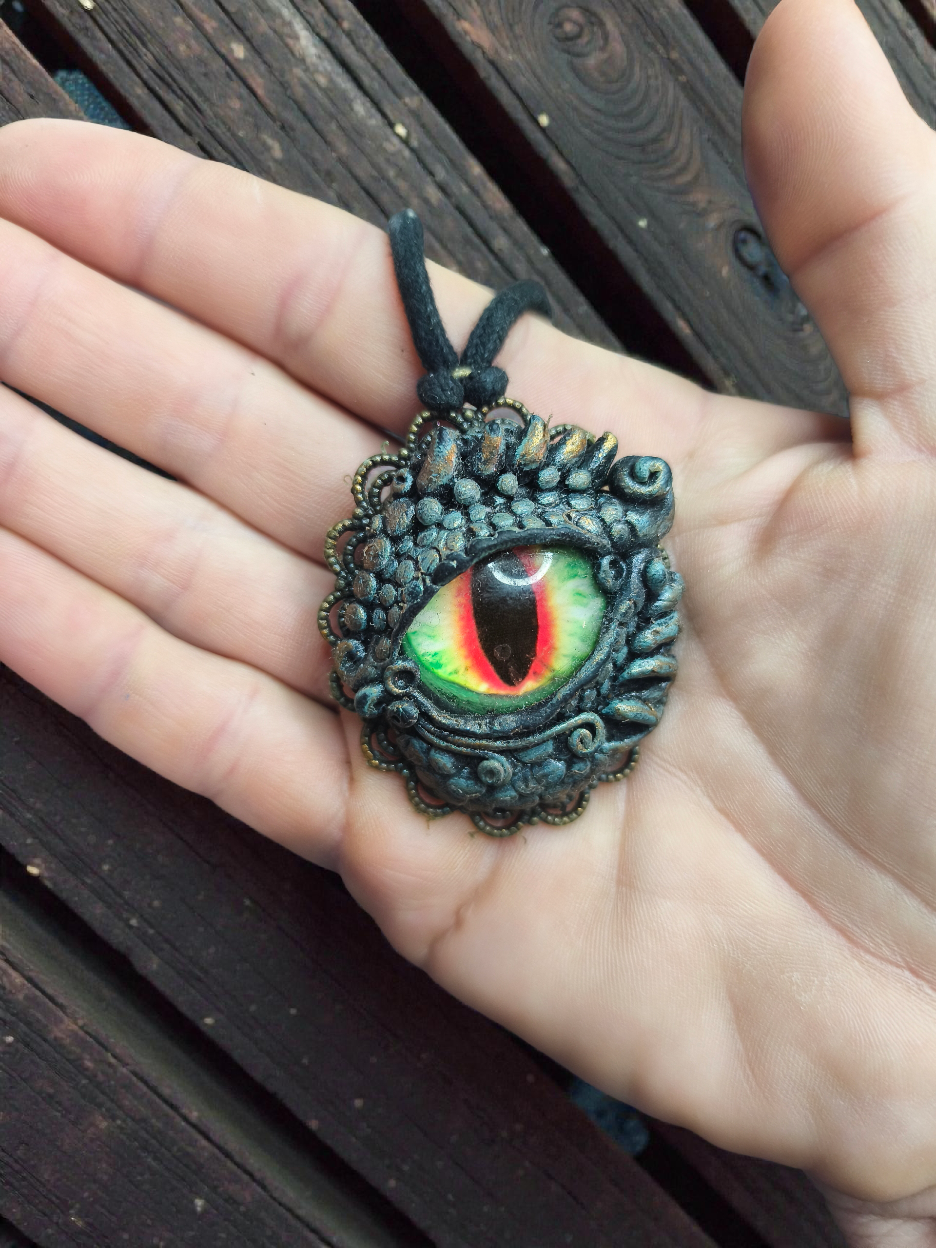 Sárkányszemes fantasy medál - egyedi kézműves fantasy ajándék