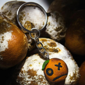 Narancs kulcstartó - egyedi kézműves fantasy ajándék